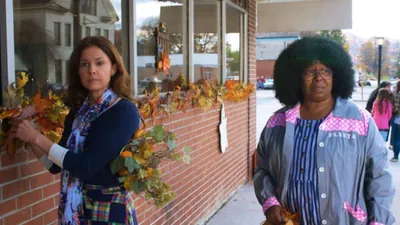 Küçük Kasabanın Büyük Sırlar izle